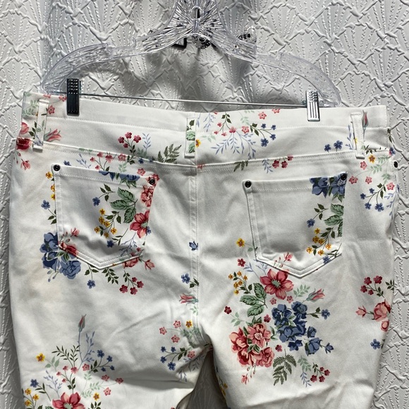 Terra & Sky size 2X White Floral Capri Pants stretch pull on comfy‎ casual - Picture 7 of 12